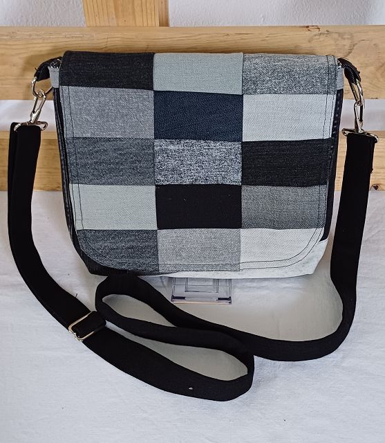 Jeans-Upcycling Mini-Crossbag mit Klappe, Schultertasche, Umhängetasche