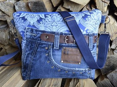 Crossbag „Blue Harmony“ – Upcycling mit feinem Muster