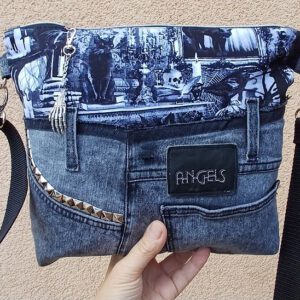 Crossbag "Gothic Library" – Schwarze Jeans trifft dunkle Ästhetik