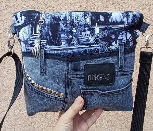 Crossbag "Gothic Library" – Schwarze Jeans trifft dunkle Ästhetik