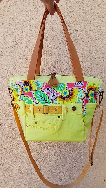 Upcycling Schultertasche „Sunny Bloom“ – Stilvoll, nachhaltig & vielseitig