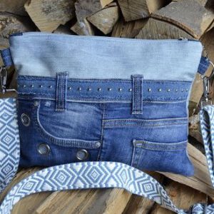 Crossbag "Denim Waves" – Handmade aus recycelten Jeans in verschiedenen Blautönen