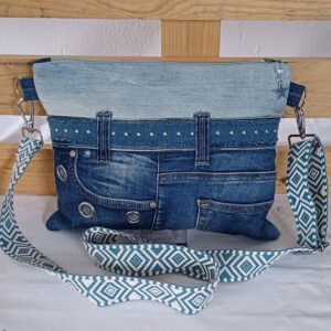 Crossbag "Blue Cycle" – Handmade aus recycelten Jeans in verschiedenen Blautönen