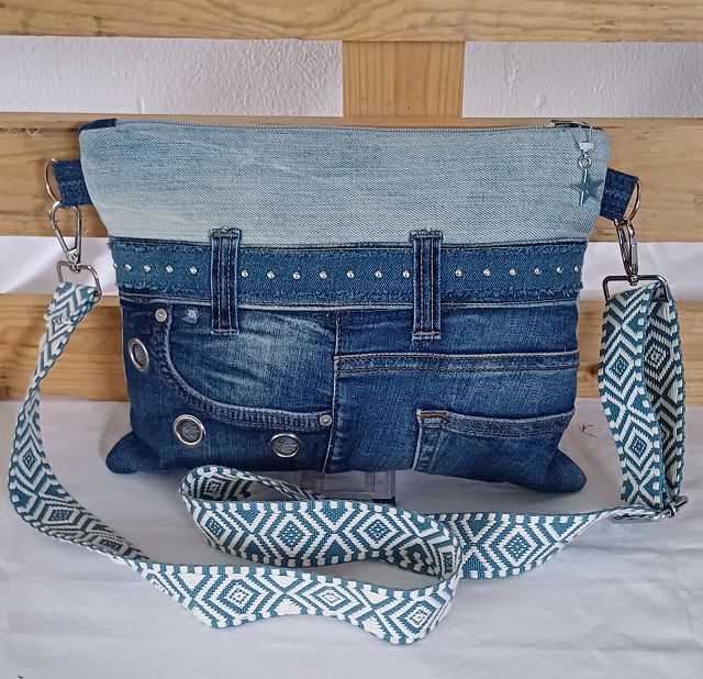 Crossbag "Blue Cycle" – Handmade aus recycelten Jeans in verschiedenen Blautönen