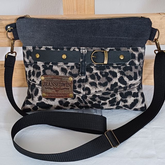 Crossbag "Black Leopard II" – Jeans-Upcycling,Schultertasche