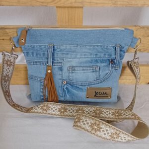 Crossbag "Light Blue" – Handmade aus recycelten Jeans in verschiedenen Blautönen