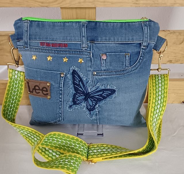 Crossbag "Spring Denim" – Handmade aus recycelten Jeans in verschiedenen Blautönen