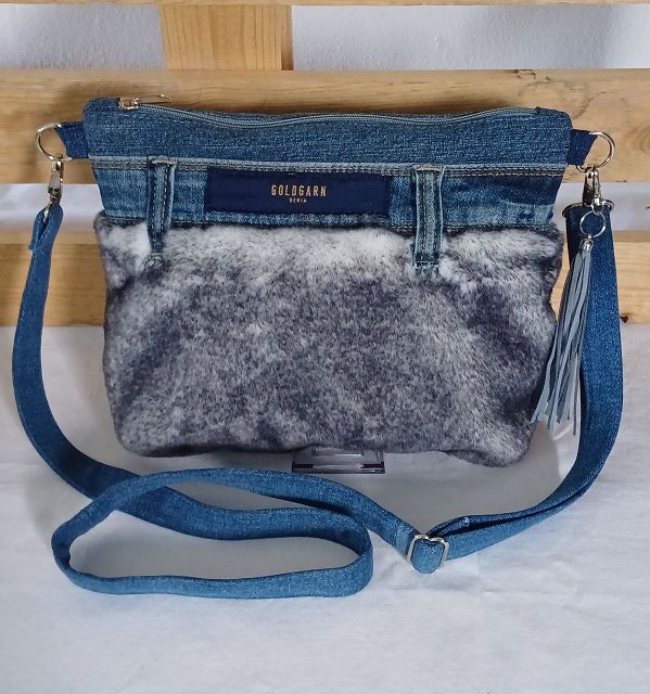 Crossbag "Blue Cloud" – Schultertasche aus gebrauchten Jeans & Kunstfell