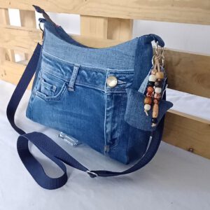 Crossbag "Blue Curve" – Schultertasche aus gebrauchten Jeans