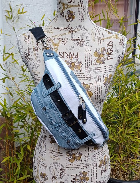 Upcycling Bodybag „Ocean Fade“ - Stylisch, nachhaltig, einzigartig