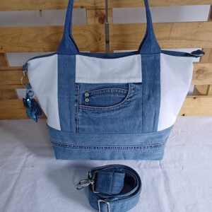 Upcycling Schultertasche „Denim Harmony“ – zeitloses Upcycling-Design