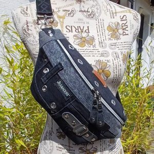 Upcycling Bodybag „Black Rebel“ aus schwarzer Jeans mit Applikationen – Unikat mit Stil