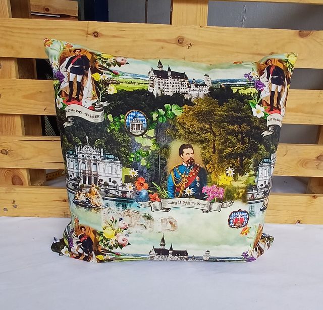 Großes Baumwollkissen mit Motiven rund um den Märchenkönig Ludwig II
