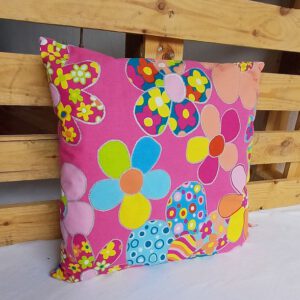 Buntes Flower-Power Kissen