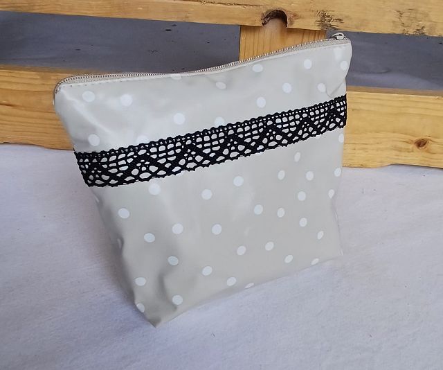 Kosmetiktasche „LaceTouch“