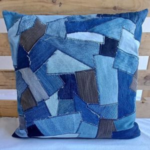 Dekoratives Kissen aus recycelten Jeanshosen