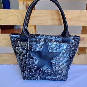 Elegante Handtasche aus Kunstleder in Hammerschlagoptik