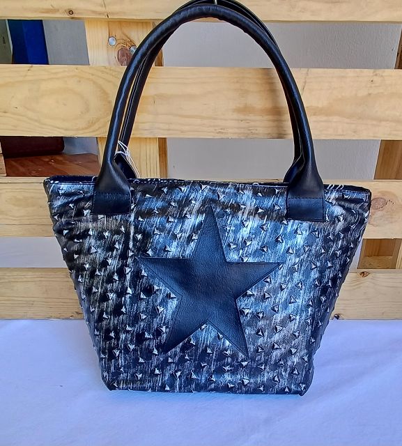Elegante Handtasche aus Kunstleder in Hammerschlagoptik