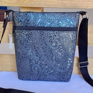 Noir-Paisley Stylische Crossbag aus schwarzem Kunstleder im Paisleymuster