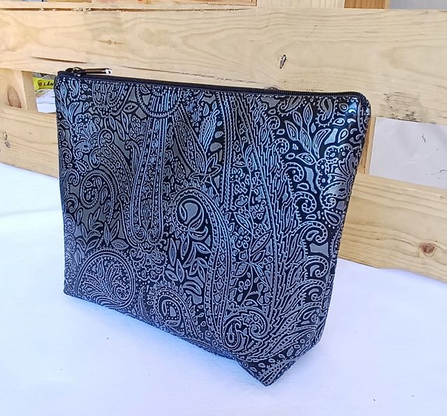 Elegante Kosmetiktasche aus schwarzem Kunstleder im Paisleymuster