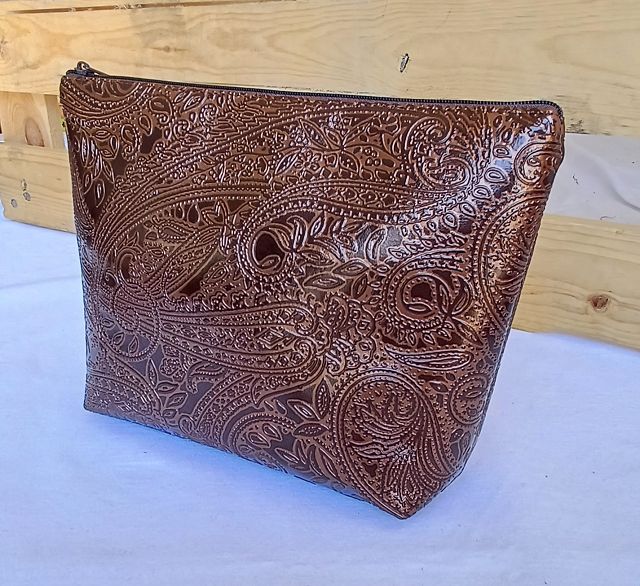 Elegante Kosmetiktasche aus kupferfarbenem Kunstleder im Paisleymuster