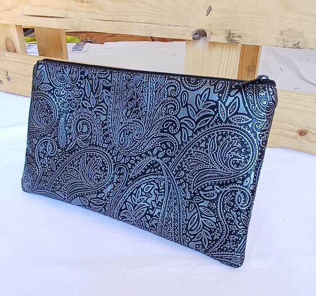Elegantes Mäppchen aus schwarzem Kunstleder im Paisleymuster