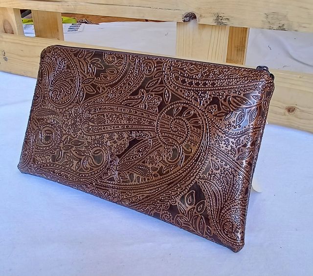 Elegantes Mäppchen aus kupferfarbenem Kunstleder im Paisleymuster