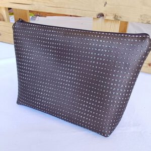 Elegante Kosmetiktasche aus braunem Kunstleder mit funkelnden silbernen Pünktchen