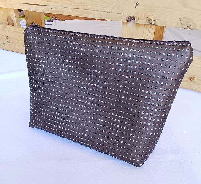 Elegante Kosmetiktasche aus braunem Kunstleder mit funkelnden silbernen Pünktchen