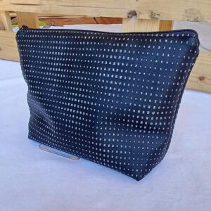 Elegante Kosmetiktasche aus schwarzem Kunstleder mit funkelnden silbernen Pünktchen