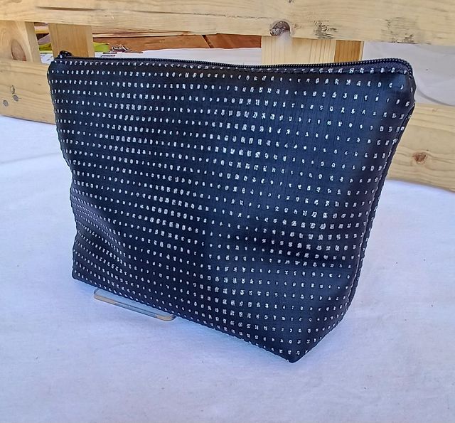 Elegante Kosmetiktasche aus schwarzem Kunstleder mit funkelnden silbernen Pünktchen
