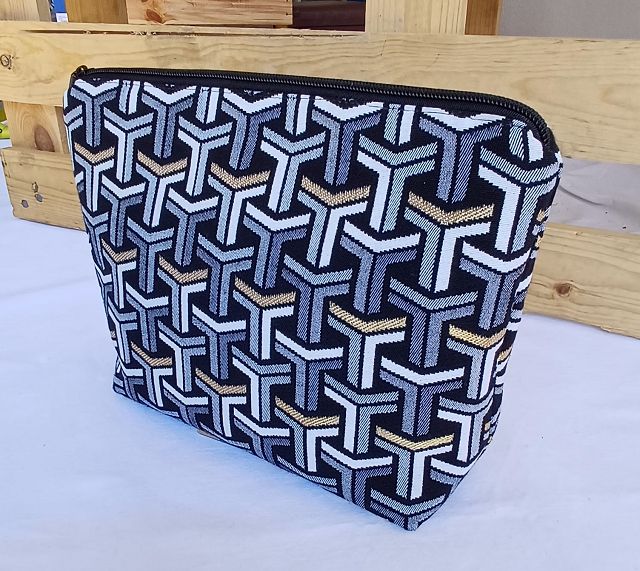 Große Kosmetiktasche aus Jacquardstoff im grafischen Muster