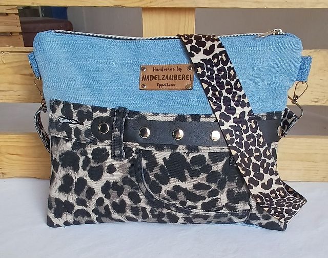 Jeans-Upcycling Crossbag "Denim Safari", Umhängetasche, Schultertasche, Leo-Look
